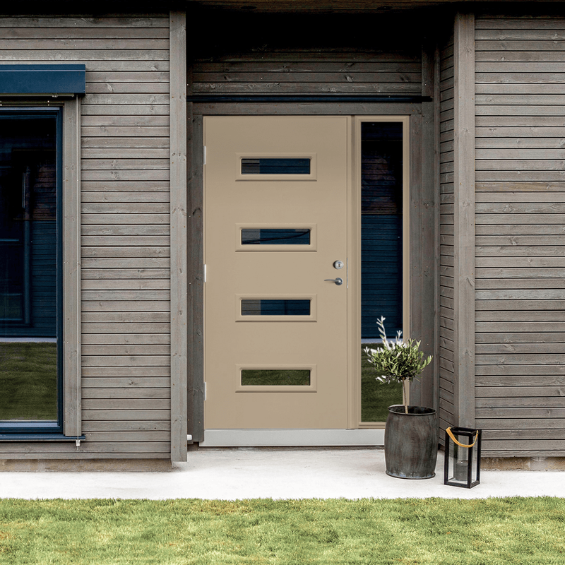 Ytterdør Sofie har et moderne design med fire vertikale glassfelt som gir døren et tydelig uttrykk. Glassfeltene slipper inn mye naturlig lys i entréen. Sofie passer godt til moderne boliger.